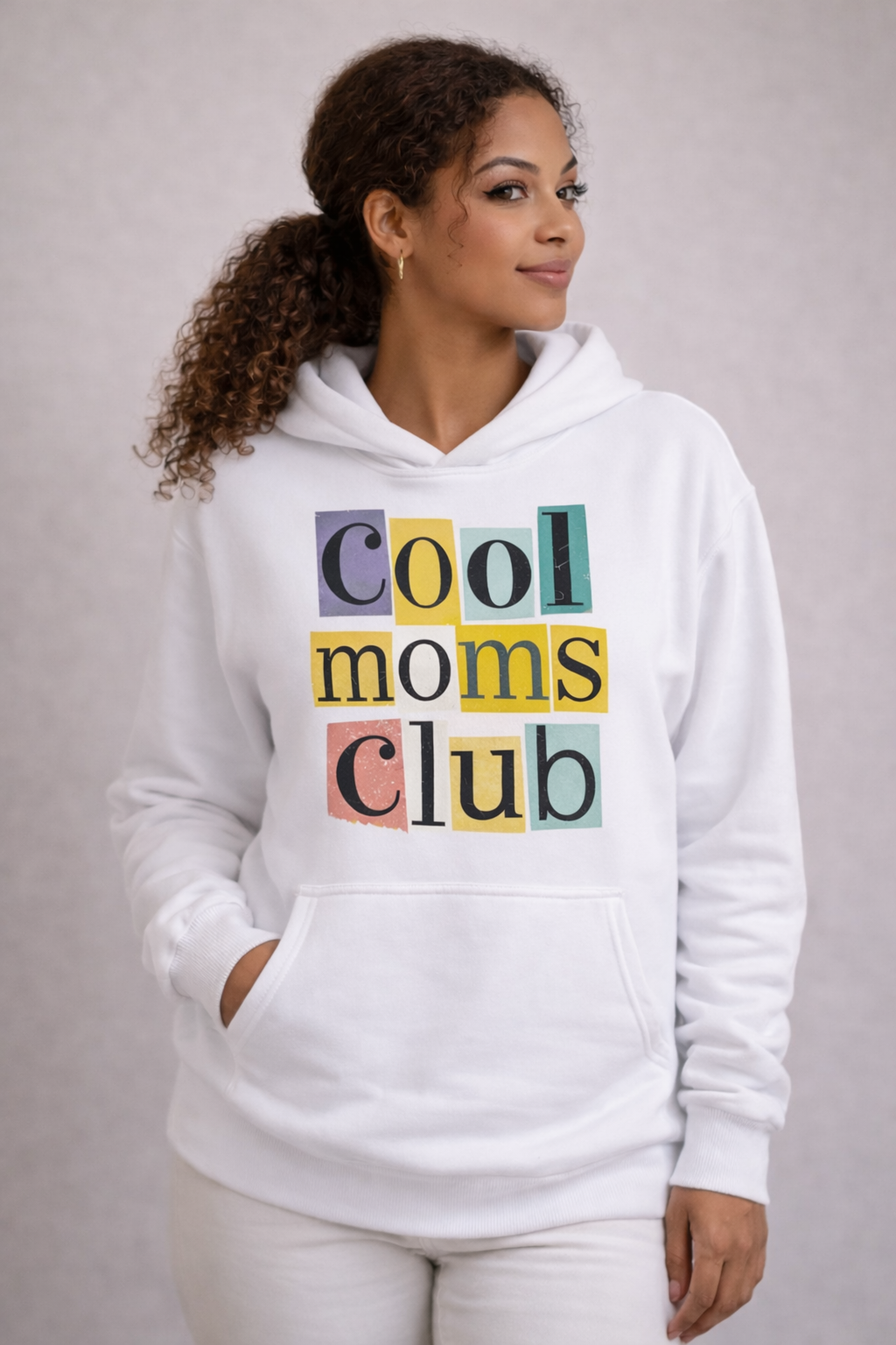 Frau trägt Cool Moms Club Hoodie – Geschenkidee für Mama