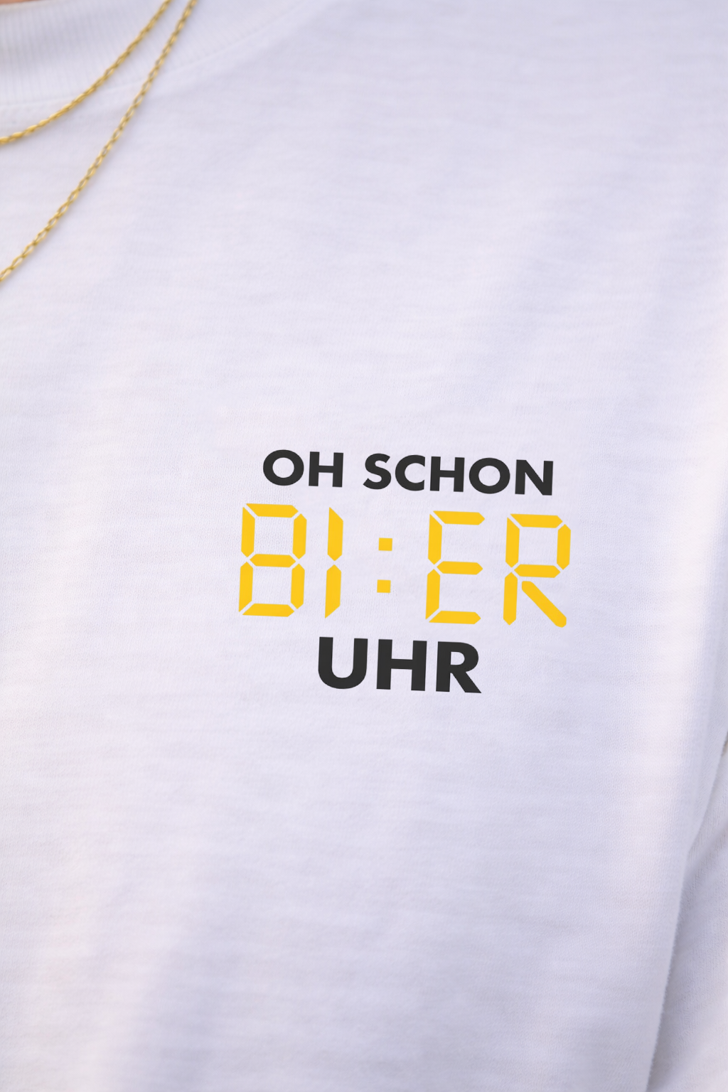 Nahaufnahme vom Bier T-Shirt mit Aufdruck „Oh schon BI:ER Uhr