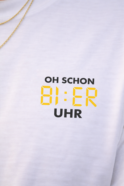 Nahaufnahme vom Bier T-Shirt mit Aufdruck „Oh schon BI:ER Uhr