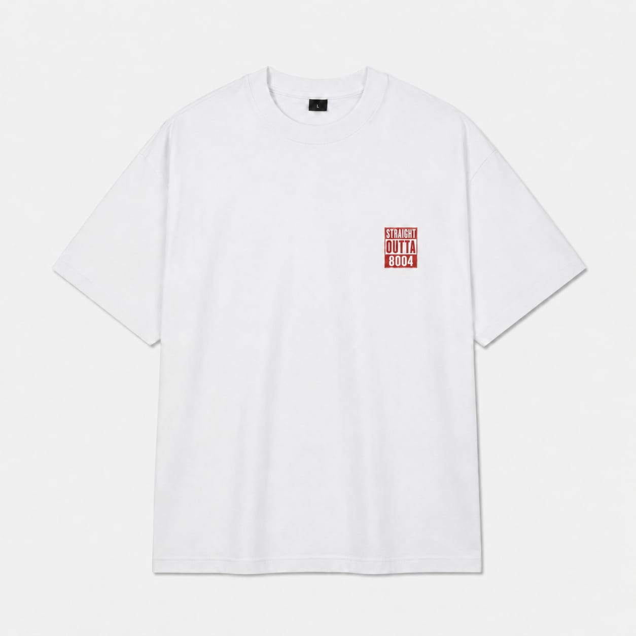 Roter STRAIGHT OUTTA 8004 Brustprint auf weissem T-Shirt