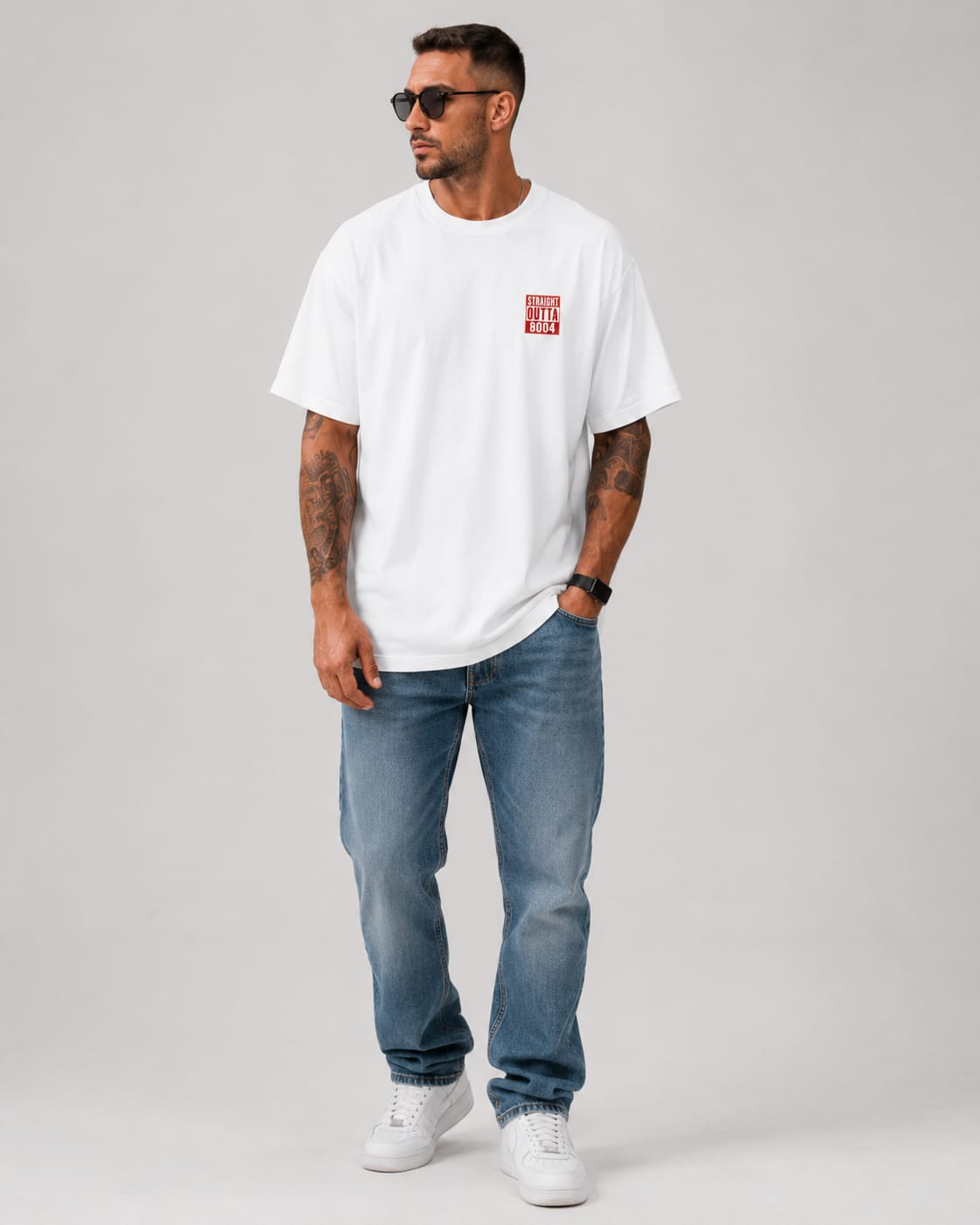 Roter STRAIGHT OUTTA 8004 Brustprint auf weissem T-Shirt Model