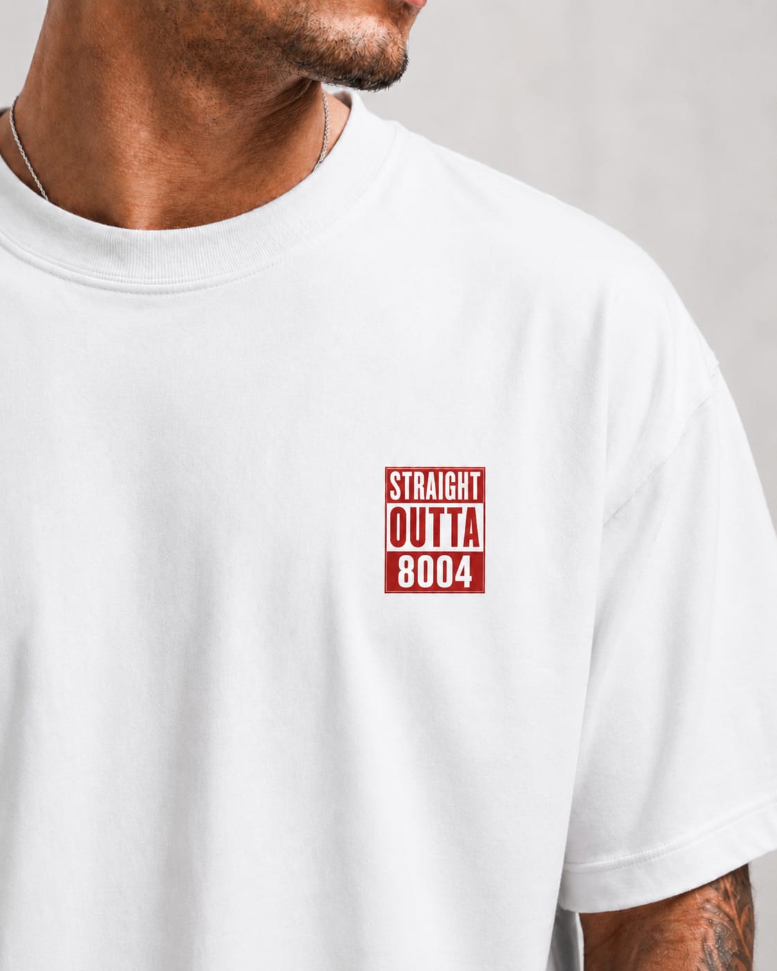 Roter STRAIGHT OUTTA 8004 Brustprint auf weissem T-Shirt model close