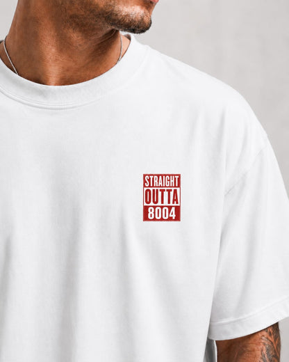 Roter STRAIGHT OUTTA 8004 Brustprint auf weissem T-Shirt model close