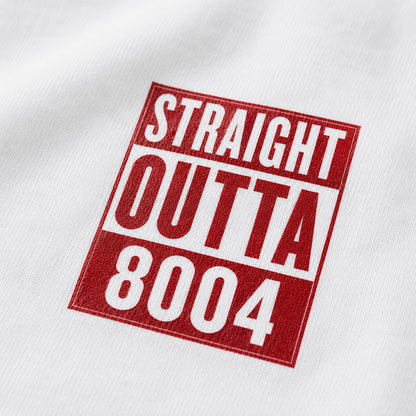 Roter STRAIGHT OUTTA 8004 Brustprint auf weissem T-Shirt nahaufnahme