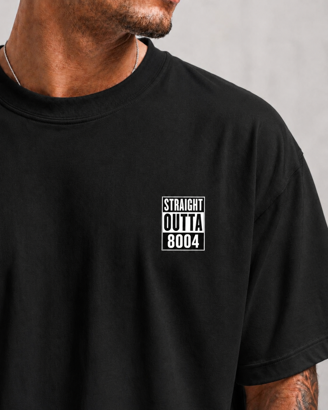 STRAIGHT OUTTA 8004 Brustprint auf schwarzem T-Shirt