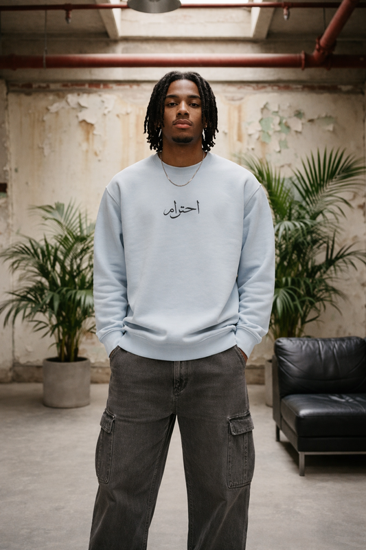 Sweatshirt_Model_mit_arabischer_Schrift_Respekt_babyblue_new