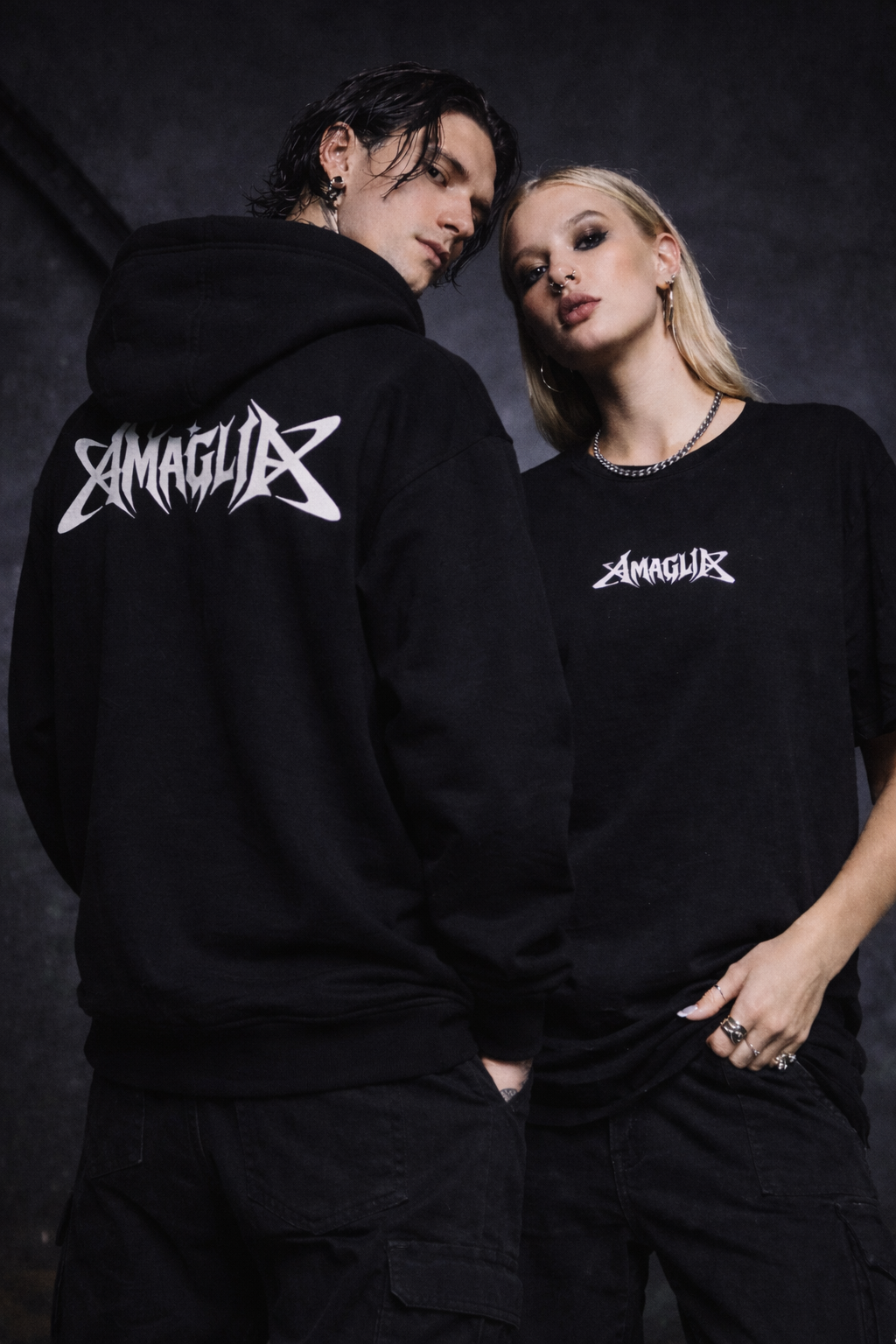 amaglia-oversize-tshirt-hoodie-black-model.jpg