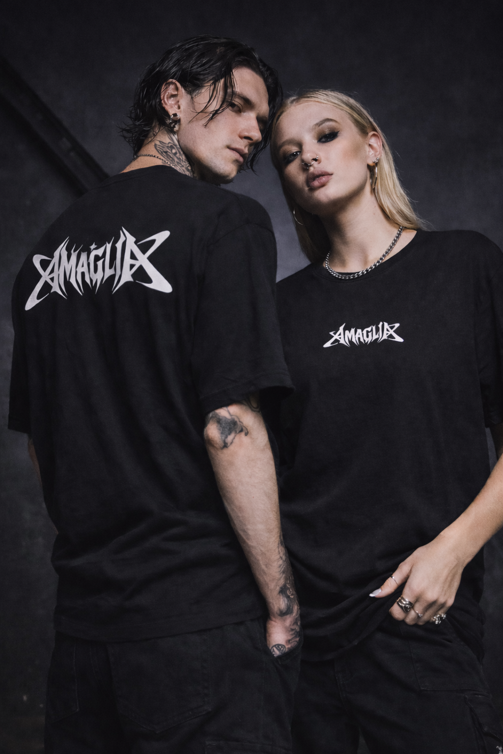 amaglia-oversize-tshirt-hoodie-black-model.jpg
