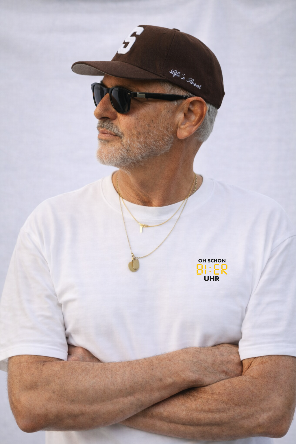 Weißes Bier T-Shirt „Oh schon BI:ER Uhr“ getragen von Model