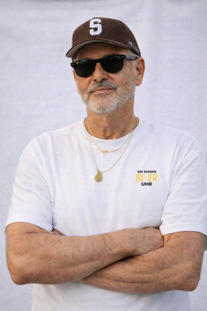 Lifestyle Aufnahme eines Mannes mit Bier T-Shirt „Oh schon BI:ER Uhr